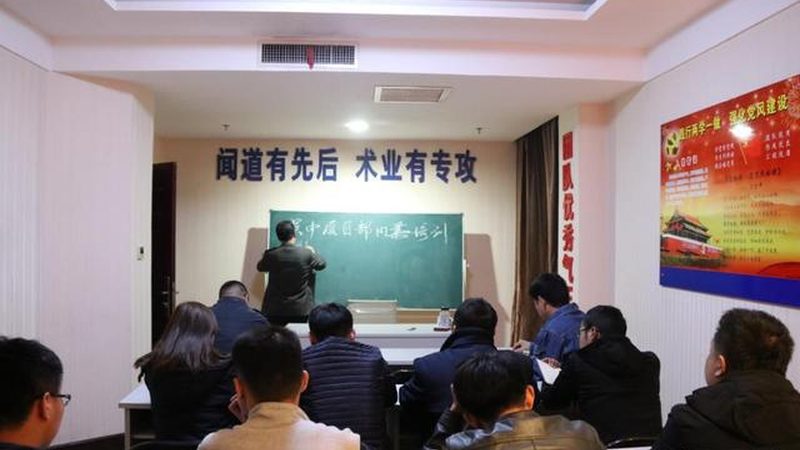 叉车实操考试是检验叉车操作人员技能的重要环节，考试流程通常包括以下几个步骤：